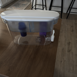 Pur water pitcher with 2 brand new filters