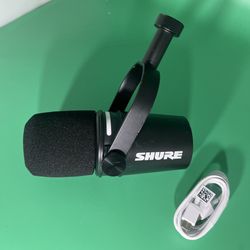 SHURE MV7+ podcasting, Recording, Live Streaming microphone USB-C/XLR dynamic Mic