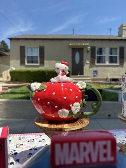 Hello kitty Strawberry Tea Pot