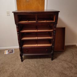 2 Mahogany Dressers . 1 6 Drawer, 1 4 Drawer With A Swivel Mirror. I Couch Less Than 2 Years Owned. No Rips Stain Guard An In Good Condition.