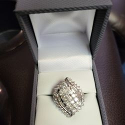 Beautiful 3 Carat REAL MINNED DIAMONDS. COCKTAIL RING 