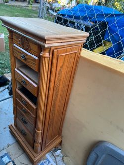 Vintage Oak Standing Jewelry Armoire es un joyero grande pero sele que Barrón 2 cajones