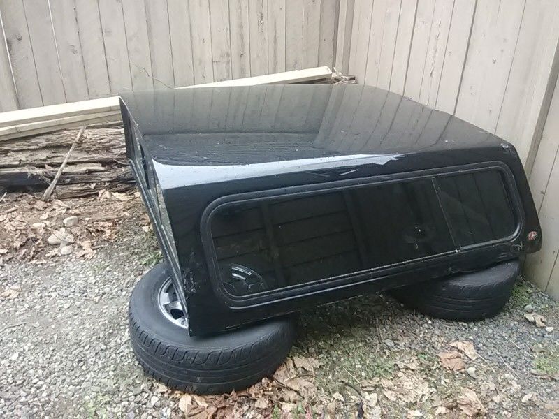 67 long 63 "wide 01-04 Toyota Tacoma or dodge Dakota 4door short bed raider topper