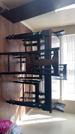 Extendable kitchen table