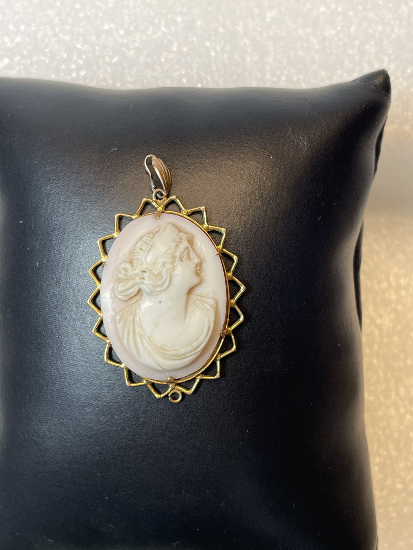 Vintage 10KT Yellow Gold Oval Cameo Pendant 1.5” Drop