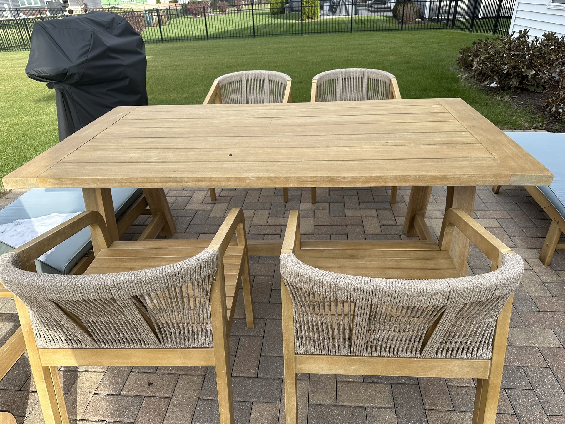 🎉 Flash Sale! Stylish Dining Table– Quick Pickup Deal!