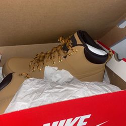 Men Nike / Snow Boots / Never Wore Nor Touched