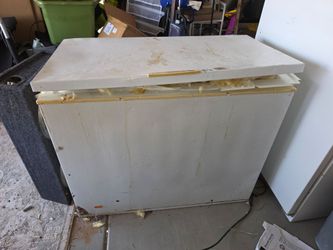 Chest freezer and upright