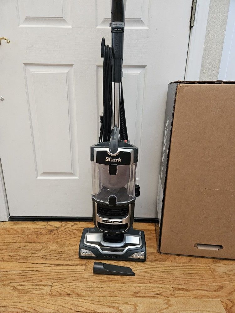 New Cond SHARK NAVIGATOR  VACUUM WORKS EXCELLENT  ,AMAZING POWER SUCTION  , ATTACHMENT 