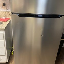 Insignia™ - 18 Cu. Ft. Top Mount Refrigerator - Stainless steel