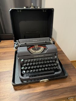 US NAVY Underwood Typewriter
