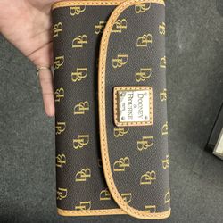 Dooney & Bourke wallet (‼️ASK FOR KASSY‼️)