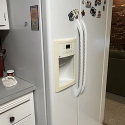 GE Refrigerator -White