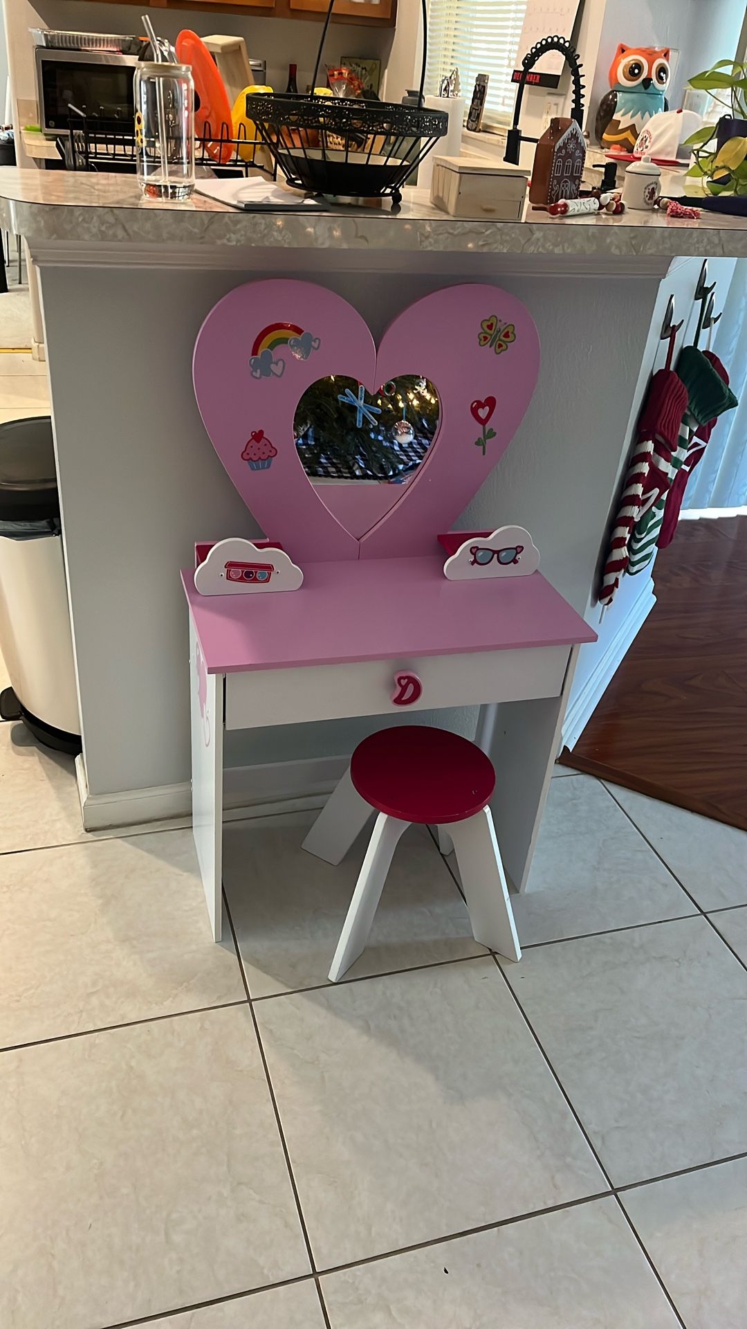 Girls Heart Vanity Furniture Set