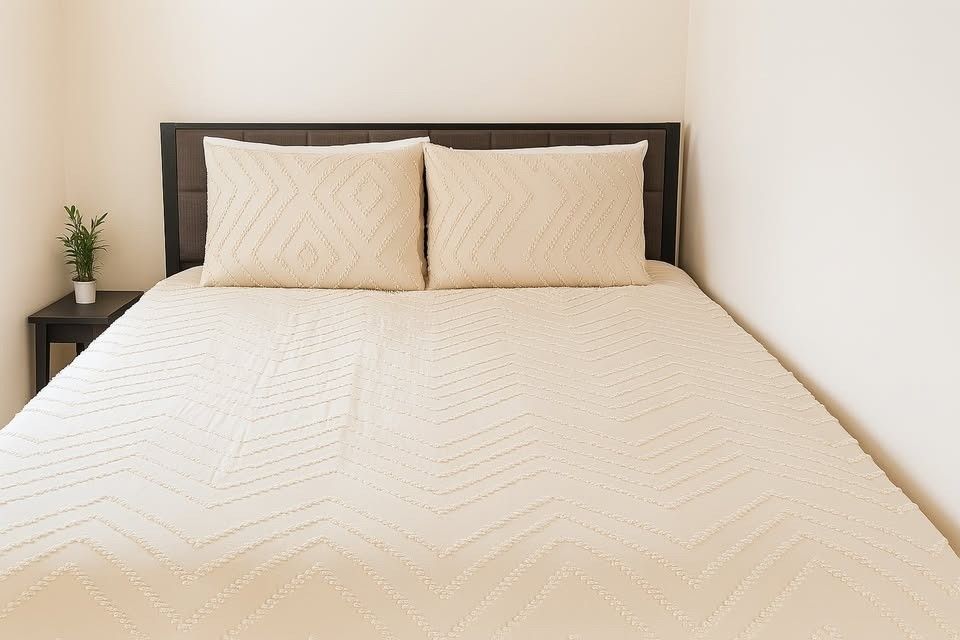🛏️ Queen Bed Set – Mattress + Modern Frame & Headboard + FREE Bedding