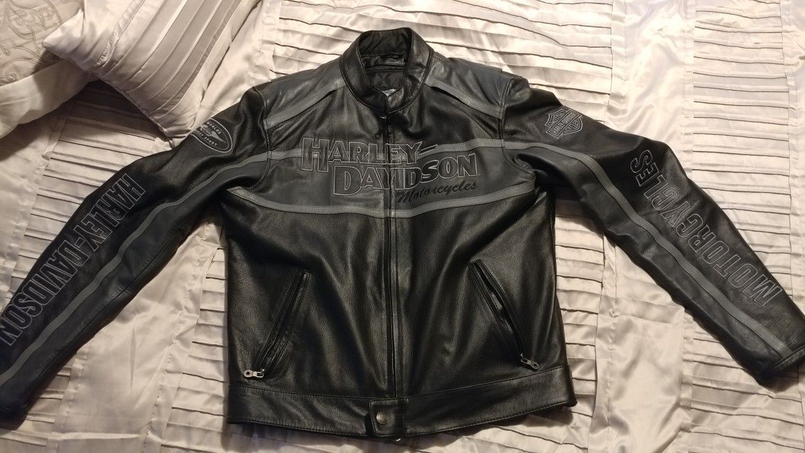 Harley davidson leather jacket. Size:LARGE