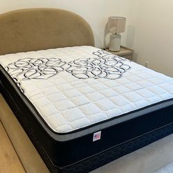 Queen size mattress pillow top 12”   New mattress in a plastic sealed ☎️(213)7113-74-89