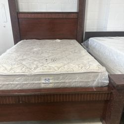 Queen size mattress and boxspring and headboard, footboard bed good condition, free delivery