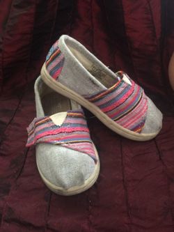 Size 7 cute TOMS