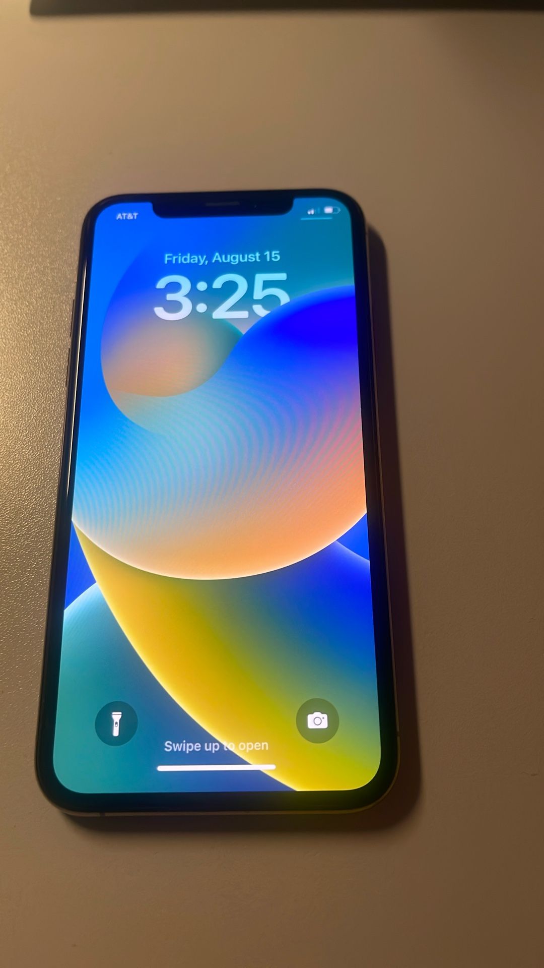 iPhone Xs 64GB UNLOCKED + Cable + Tempered Glass
