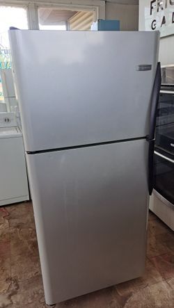 WHITE TOP & BOTTOM REFRIGERATORS 