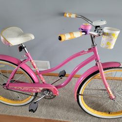 Beautiful Woman's Cruiser With Accessories 