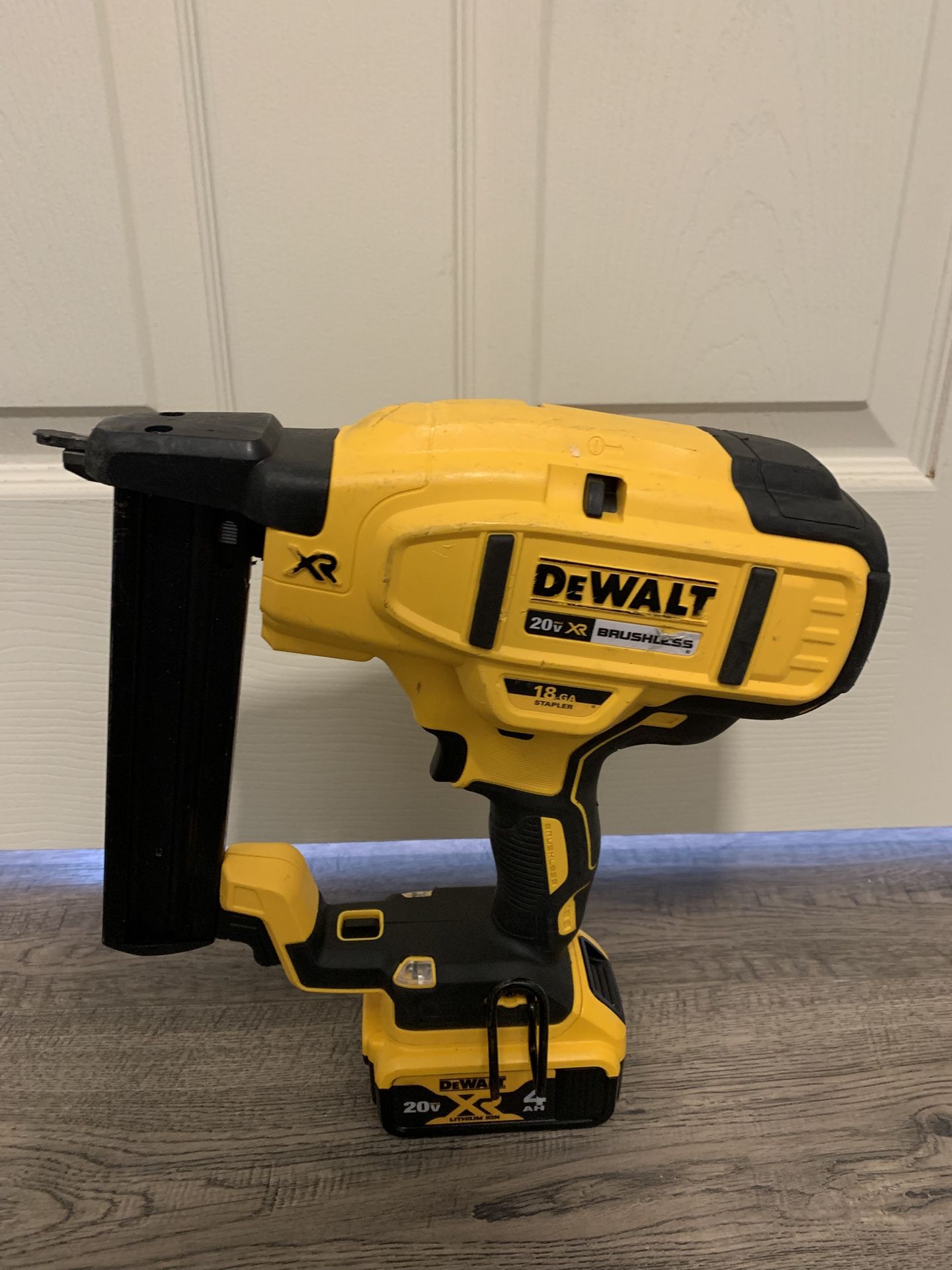 Dewalt 20V MAX XR Lithium-Ion Electric Cordless 18-Gauge Brad Nailer Dcn681