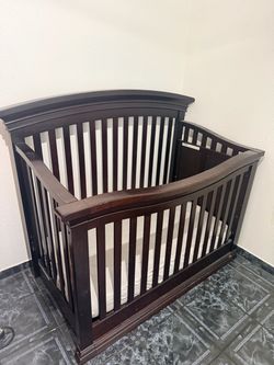 Infant crib with mattress