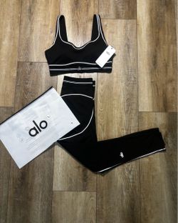 alo yoga sports bra and leggings set