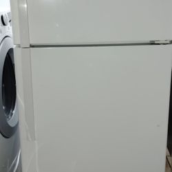 Like New Ge Refrigerator W Warranty! Free Delivery 