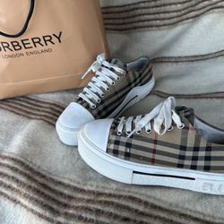 Burberry Size 7.5
