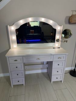 9 Drawer Vanity Desk with Lights NEW