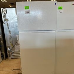 HISENSE HRT180N6AWD 18-cu ft Top-Freezer Refrigerator NOH