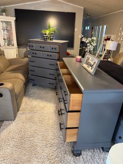 ✨✨GORGEOUS GRAY SOLID WOOD BEDROOM DRESSER SET✨✨