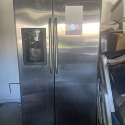 GE® 25.0 Cu. Ft. Stainless Side-By-Side Refrigerator with Dispenser (Serial #GSH25JSRFSS)