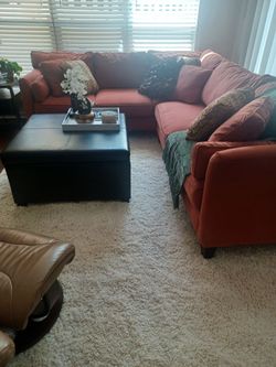 Sectional w/Pillows