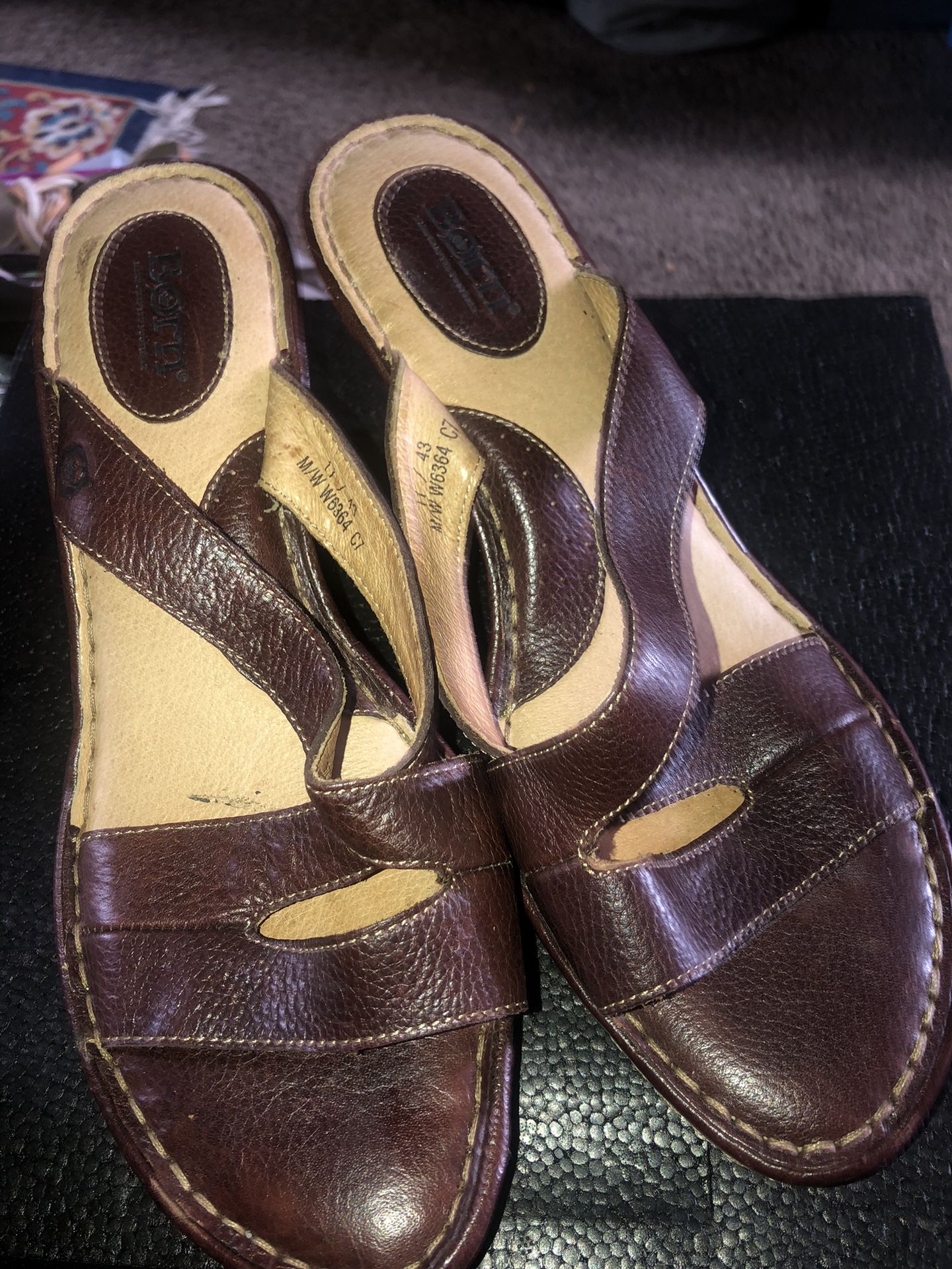 BORN Ladies Beautiful Wedge Sandals. Size 11M