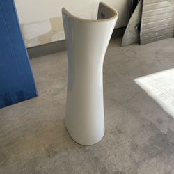 Pedestal Sink - Free