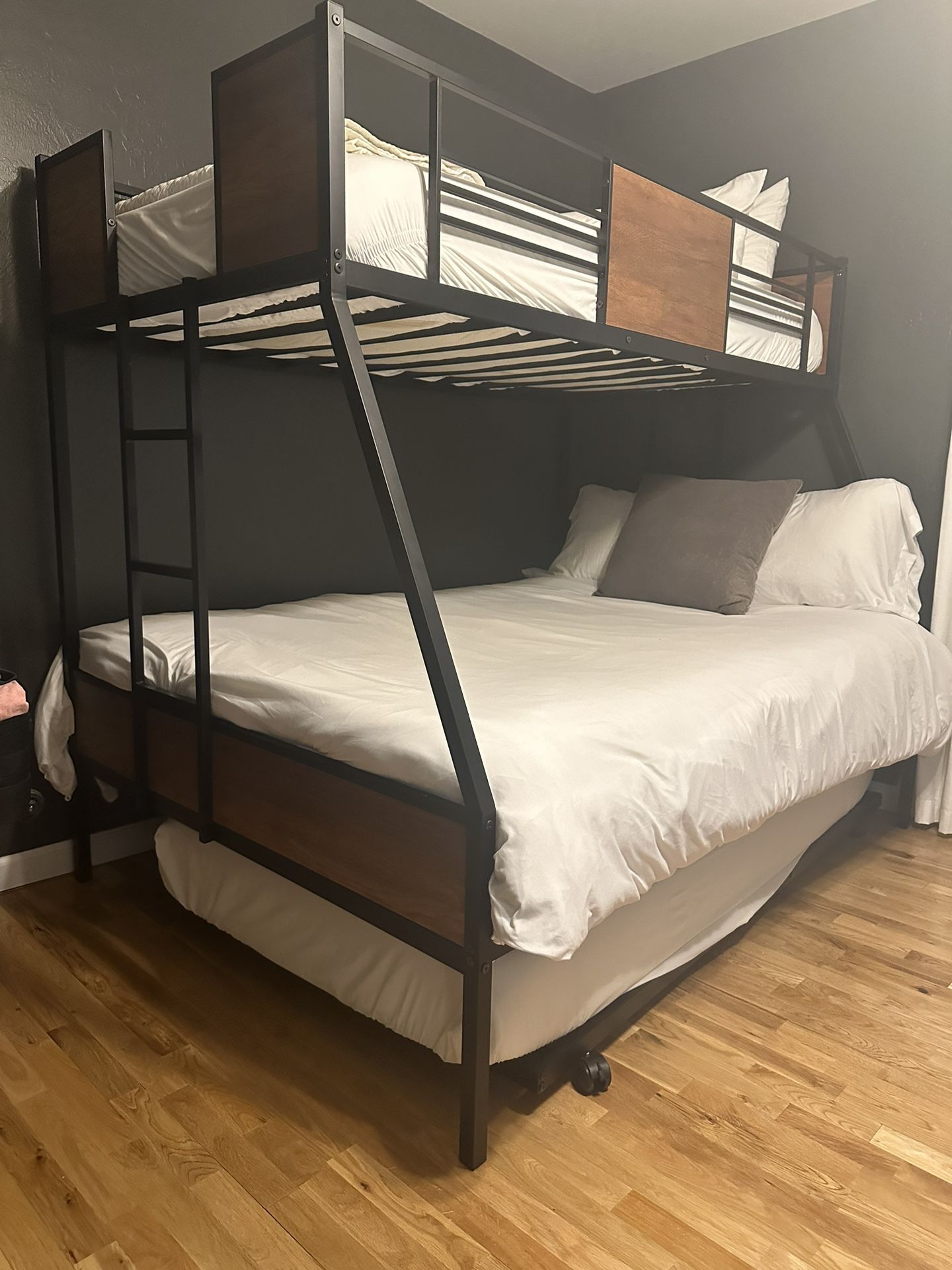 Bunk Bed w/ Trundle - Matresses Included