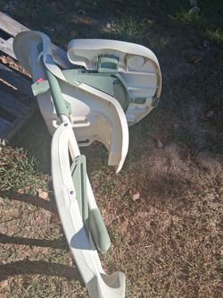 Baby hi chair can lay.\nSeat down hight adjustable hight