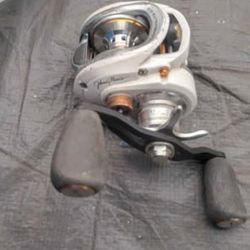 Johnny Morris CarbonLite 2.0 Baitcast Reel.