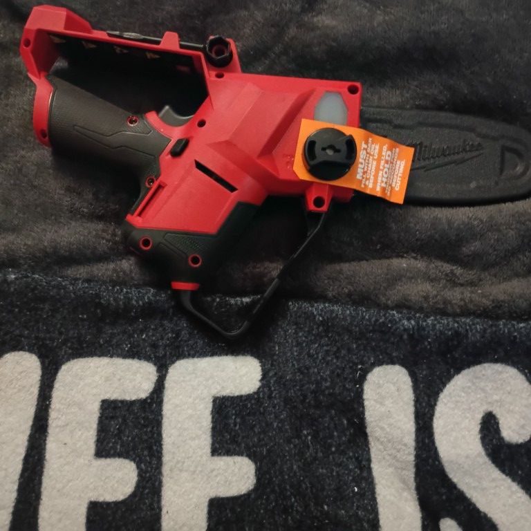 Milwaukee M12 Mini Chainsaw 