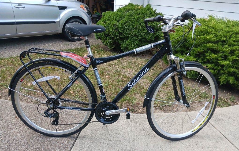 Schwinn 700c Hybrid Bicycle, Full Fenders