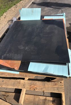 Black counter tops, partition