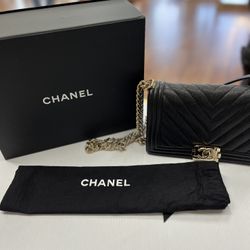 CHANEL LE BOY CAVIAR PURSE, GREAT CONDITION, W ORIGINAL BOX, DUST BAG AND SERIAL CARD, ENTRUPY VERIFIED