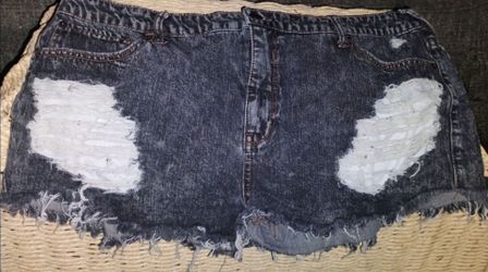 FIRM IN MERCED ‼️ WOMEN'S MOSSIMO DISTRESSED SHORTS SIZE 18/34