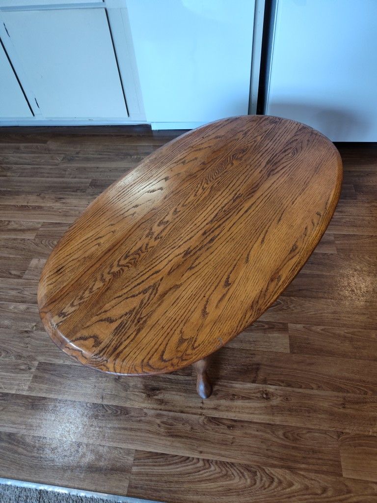 $25 - Oak Coffee Table In Like New Condition