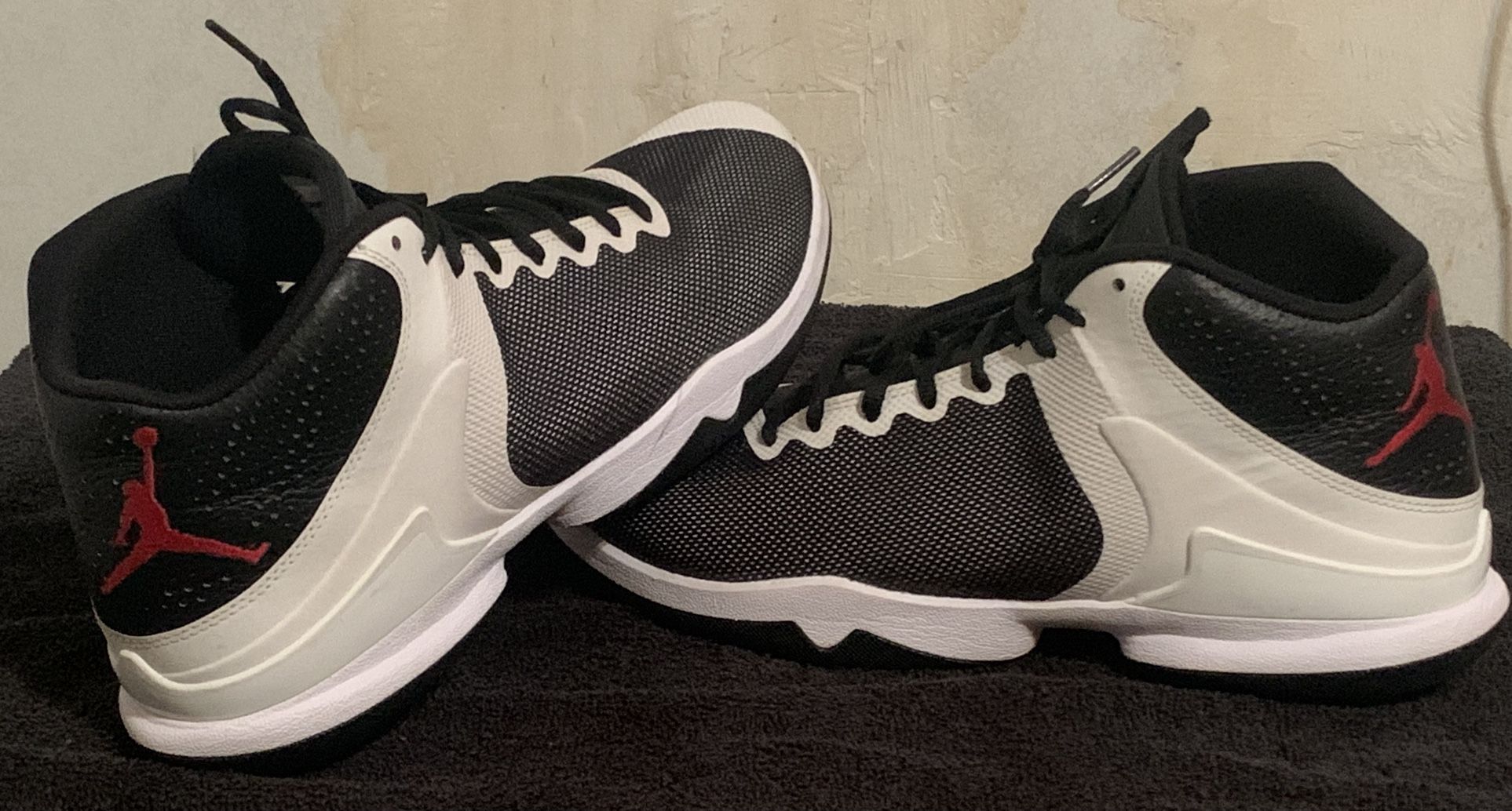 Jordan https://offerup.com/redirect/?o=U3VwZXIuRmx5 4 PO 'Black White'