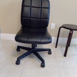 Small Black Vinil Desk Chair As Is.