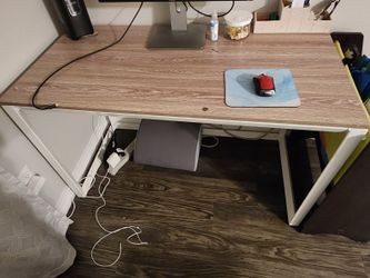 Escritorio y silla.